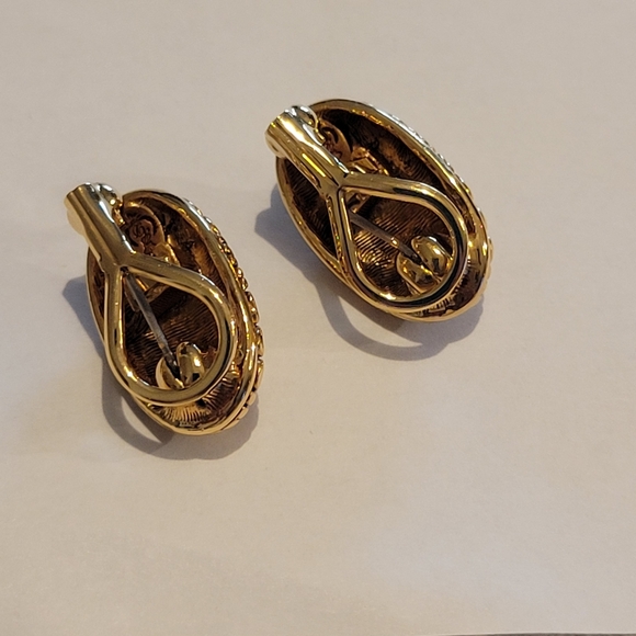 VINTAGE PREMIER USA ,GOLD COLOR OVAL CLIP ON ERRINGS - Picture 3 of 6